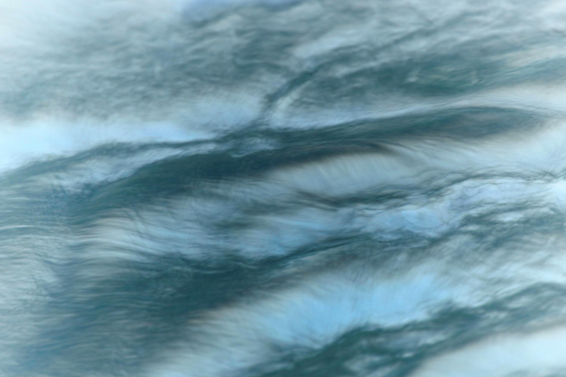 Artistic blurred image capturing the fluid movement of water in Guaratuba, Paraná.